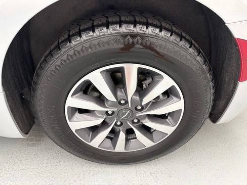 Used 2024 Chrysler Pacifica Limited FWD image 6