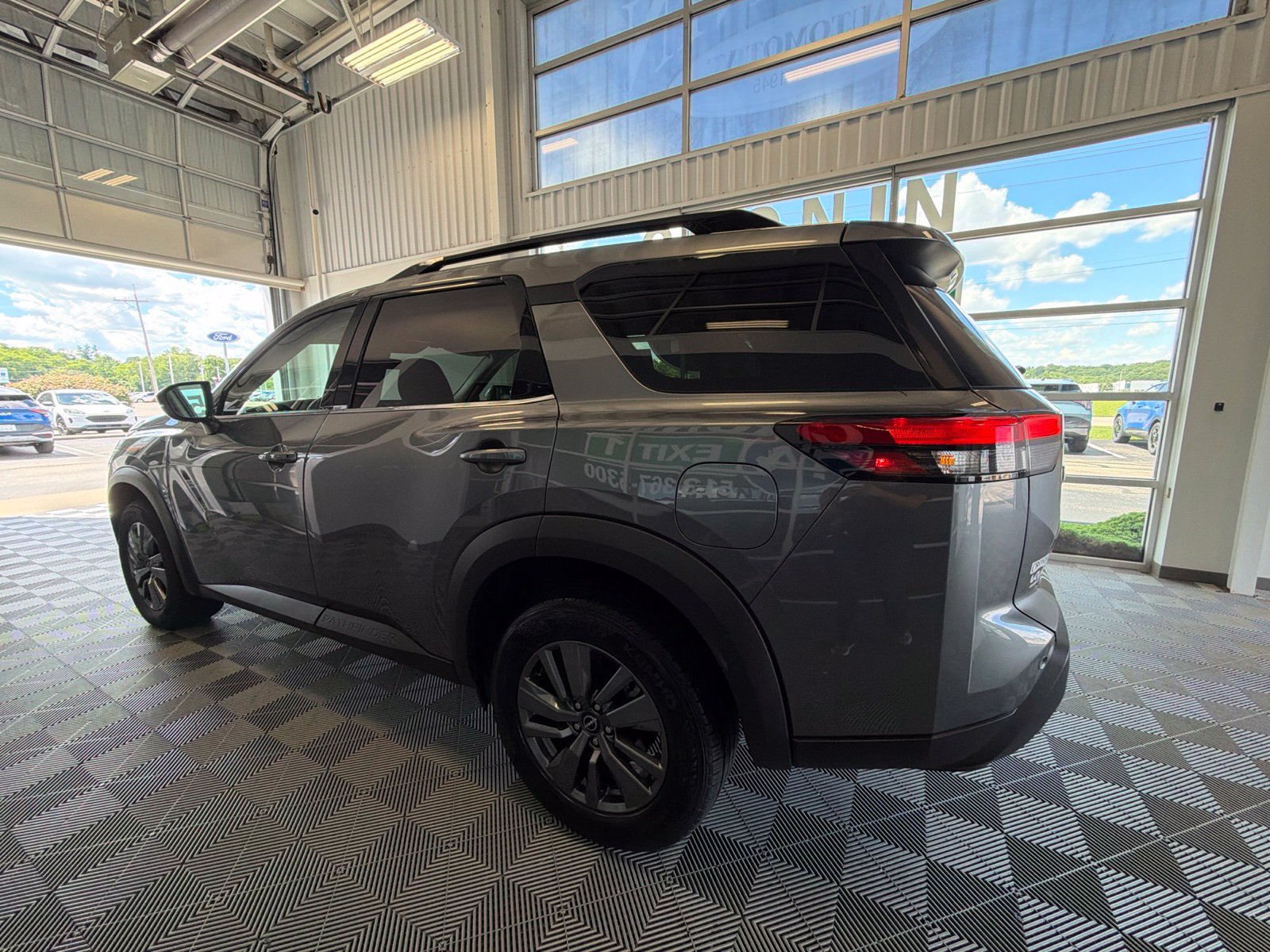 Used 2025 Nissan Pathfinder SV AWD/4WD image 4