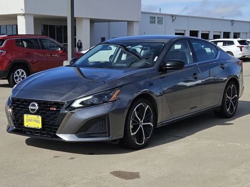 Used 2023 Nissan Altima 2.5 SR image 3