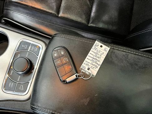 Used 2019 Jeep Grand Cherokee Overland AWD/4WD image 37