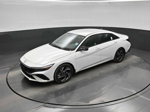 Used 2025 Hyundai Elantra SEL FWD image 26