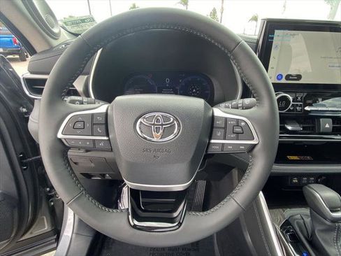 Certified 2026 Toyota Highlander Limited AWD/4WD image 25