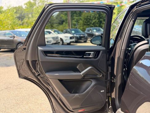Used 2019 Porsche Cayenne AWD/4WD image 18