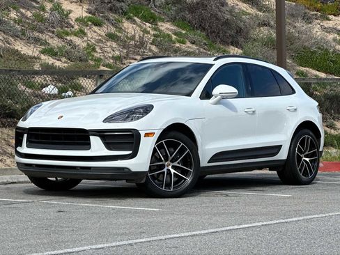 Certified 2022 Porsche Macan image 4
