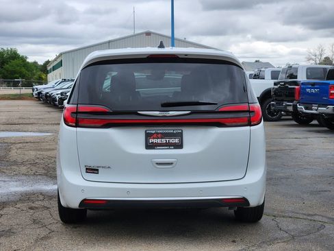 Used 2023 Chrysler Pacifica Touring-L FWD image 13