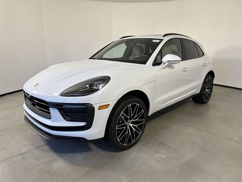 Certified 2025 Porsche Macan image 1