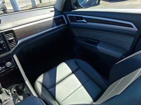 Used 2023 Volkswagen Atlas SE w/ Panoramic Sunroof Package image 12