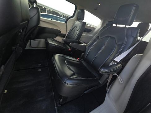 Used 2023 Chrysler Pacifica Touring-L FWD image 5