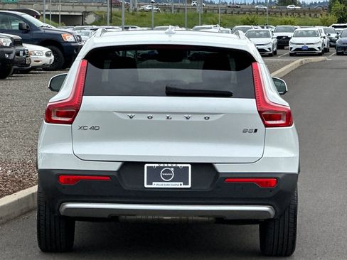 Used 2025 Volvo XC40 B5 Plus AWD/4WD image 4