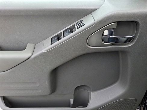 Used 2018 Nissan Frontier SV image 12