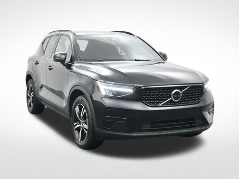 Used 2024 Volvo XC40 B5 Core AWD/4WD image 3