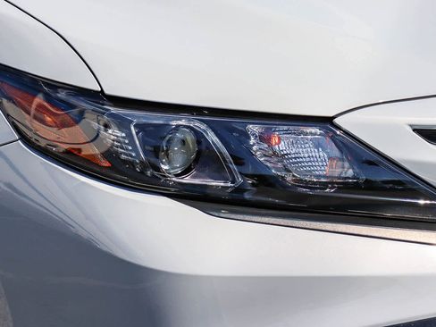 Used 2024 Toyota Camry SE FWD image 4
