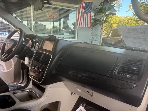 Used 2014 Dodge Grand Caravan SXT image 19