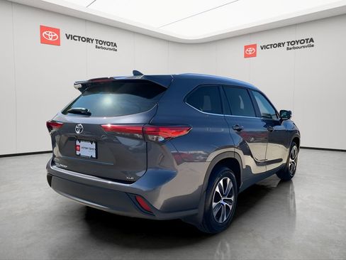 Used 2023 Toyota Highlander XLE image 4