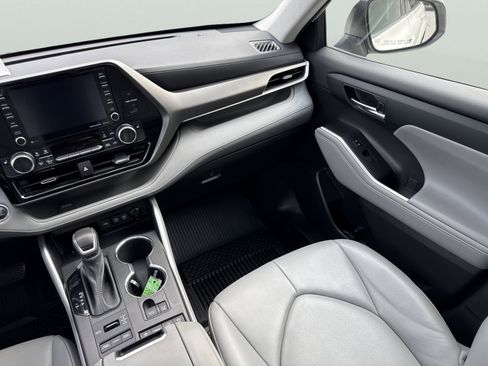 Used 2021 Toyota Highlander XLE image 16