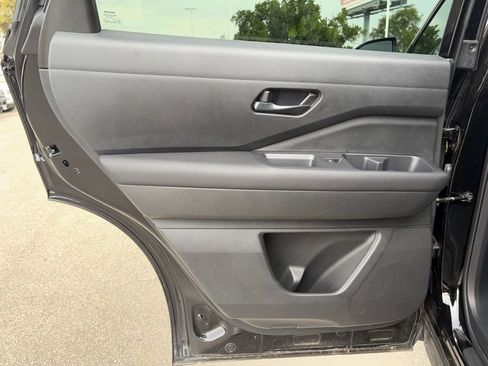 Used 2025 Nissan Pathfinder S image 28