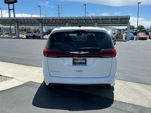 Used 2024 Chrysler Pacifica Touring-L FWD image 23