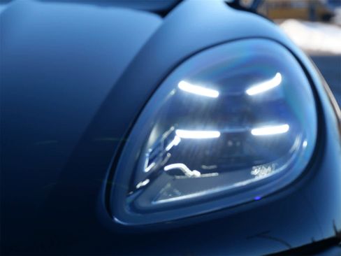 Used 2025 Porsche Macan image 6