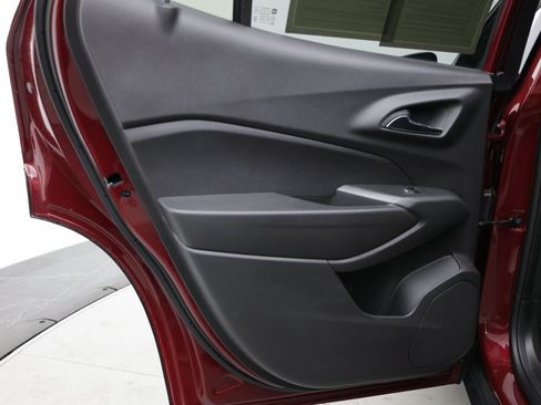 Used 2025 Chevrolet Trax LT w/ LT Convenience Package FWD image 28