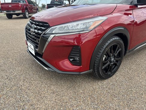 Used 2023 Nissan Kicks SR w/ Exterior Package FWD image 7