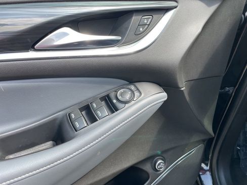 Used 2021 Buick Enclave Essence image 6