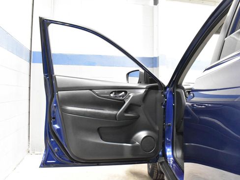 Used 2019 Nissan Rogue S image 8