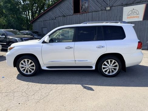 Used 2009 Lexus LX 570 4WD w/ Preferred Accessory Pkg image 8