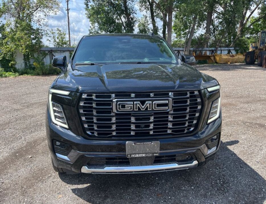Used 2026 GMC Yukon Denali Ultimate w/ LPO, Floor Liner Package AWD/4WD image 4