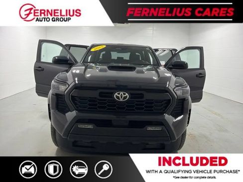 Used 2025 Toyota Tacoma TRD Sport AWD/4WD image 11