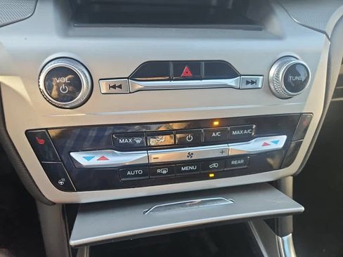 Used 2022 Ford Explorer XLT w/ Equipment Group 202A RWD image 18