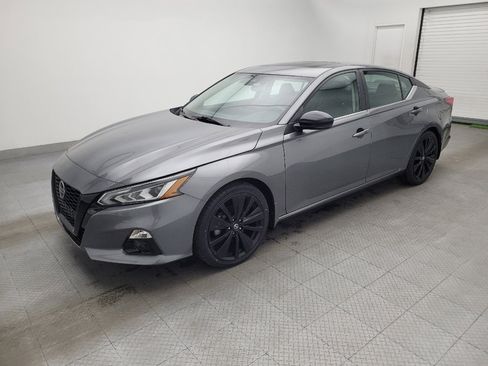 Used 2022 Nissan Altima 2.5 SR w/ Midnight Edition Package image 2