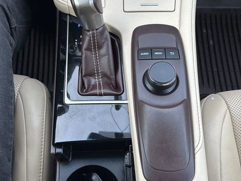 Used 2016 Lexus ES 350 w/ Premium Package w/Wood Trim FWD image 13