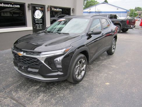 Used 2025 Chevrolet Trax LT w/ Sunroof Package FWD image 2