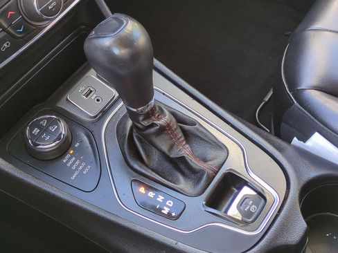 Used 2019 Jeep Cherokee Trailhawk image 23