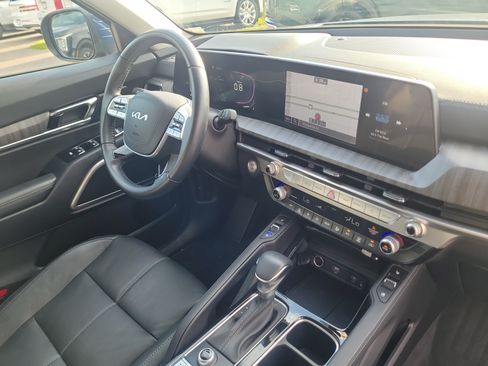 Used 2024 Kia Telluride EX w/ EX Captain's Chair Package FWD image 8