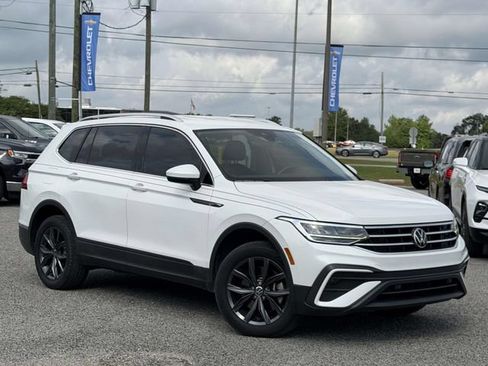 Used 2023 Volkswagen Tiguan SE FWD image 2