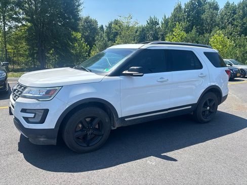 Used 2017 Ford Explorer XLT w/ Equipment Group 202A AWD/4WD image 1