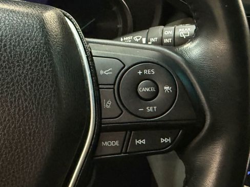 Used 2022 Toyota Venza XLE image 27