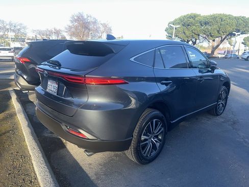 Certified 2023 Toyota Venza LE image 3