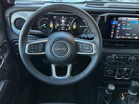 Used 2025 Jeep Wrangler Unlimited Sahara AWD/4WD image 17