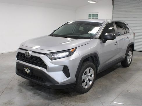 Used 2022 Toyota RAV4 LE FWD image 4