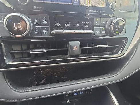 Used 2022 Toyota Highlander XLE AWD/4WD image 18