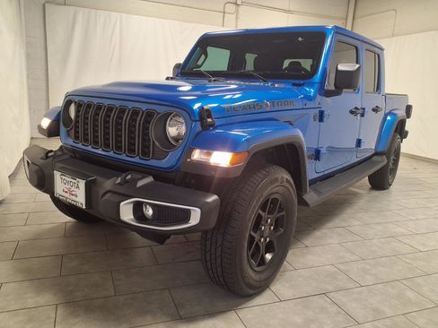 Used 2025 Jeep Gladiator Sport image 3