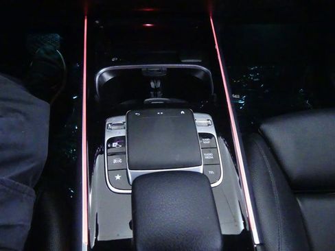 Used 2020 Mercedes-Benz GLB 250 4MATIC w/ Premium Package image 17