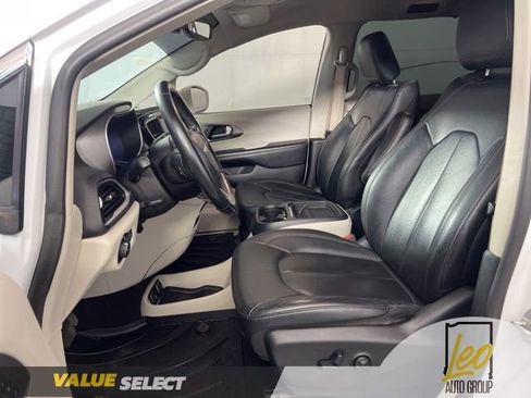 Used 2020 Chrysler Pacifica Touring-L image 10