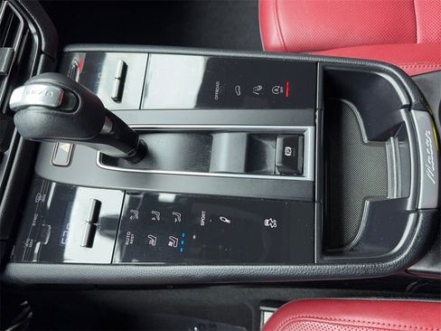 Used 2022 Porsche Macan S image 31