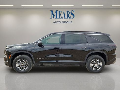 Used 2025 Chevrolet Traverse LT image 2