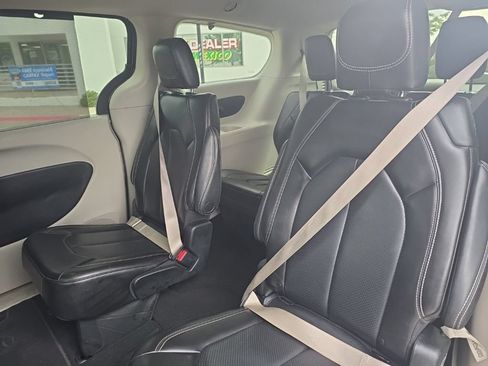 Used 2023 Chrysler Pacifica Touring-L FWD image 23