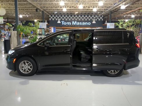 Used 2025 Chrysler Pacifica Select FWD image 17