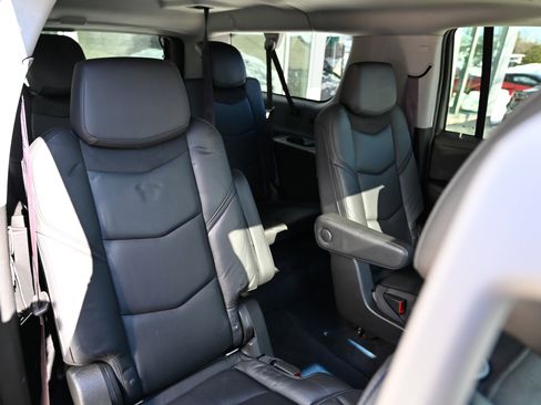 Used 2017 Cadillac Escalade ESV Luxury image 51